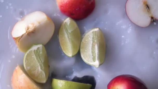 레몬을 로장식된 담근다 유기물 열매는 액체로 떨어지게 상품으로 만들어 — 비디오