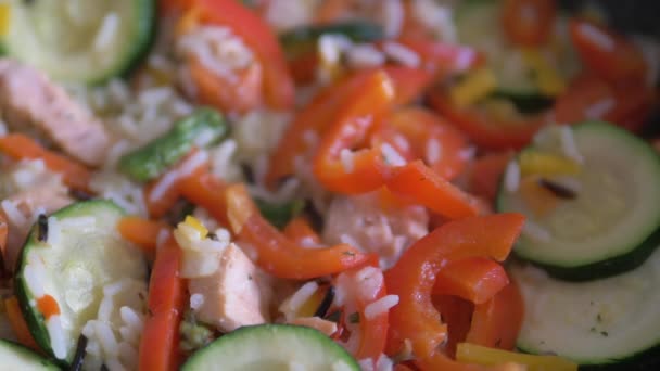 Cozinhar Salmão Uma Panela Arroz Cheia Legumes — Vídeo de Stock