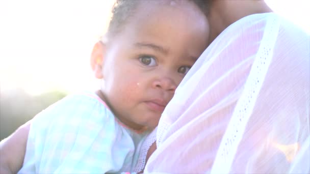 Närbild Bild Liten Sydafrikansk Flicka Sin Mors Armar Med Sol — Stockvideo