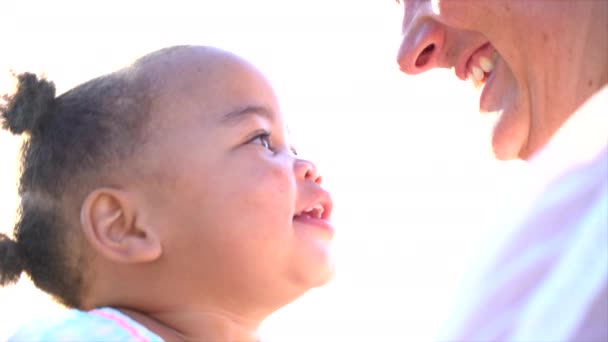 Moeder Dochter Praten Lachen — Stockvideo