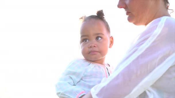 Sydafrikansk Bebis Sina Mammas Armar Vid Gyllene Timmen — Stockvideo