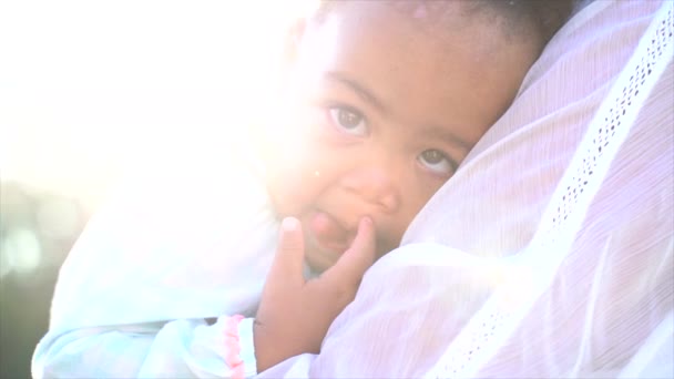 Close Shot Small South African Girl Her Mother Arms Her — Video