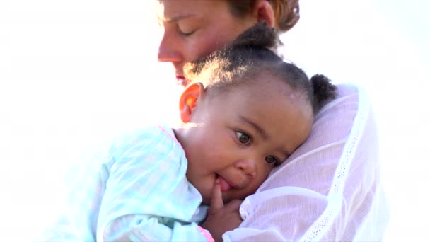 Zbliżenie Ujęcie Matki Córki Przytulających Się Rozbłyskiem Słońca — Wideo stockowe