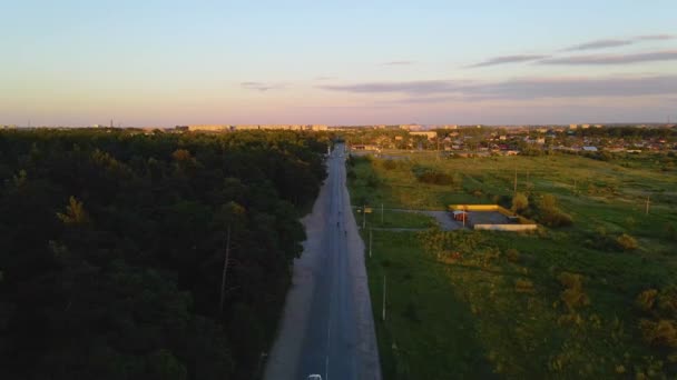 Luftaufnahme Über Die Straße Richtung Sonnenbeschienene Häuser Und Autos Der — Stockvideo