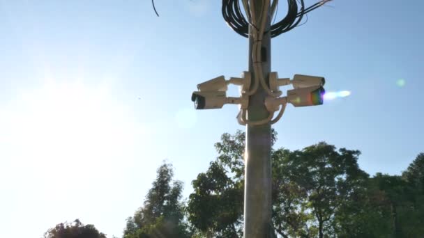 Szerokie Ujęcie Kamer Ochrony Słupie Lewej Słońcem Tyłu — Wideo stockowe