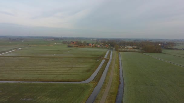 Drone Pan Vol Stationnaire Dessus Des Prairies Petit Village Europe — Video