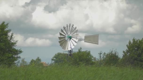 Dutch Old American Windmill Près Eau Roseau Petit Dolly Tourné — Video