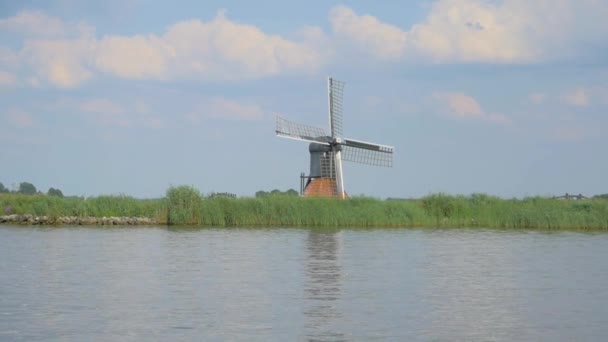 Dutch Old Windmill Una Diga Vicino All Acqua Piccolo Dolly — Video Stock