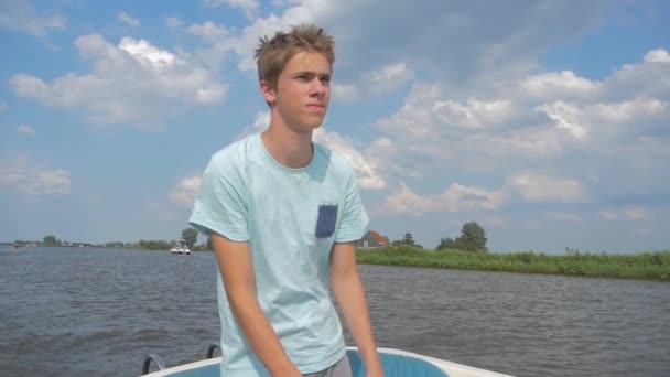 Junger Mann Segelt Sommer Slowmotion Auf Einer Schaluppe Holland Friesland — Stockvideo