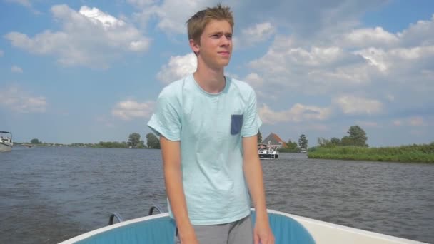 Junger Mann Segelt Sommer Slowmotion Auf Einer Schaluppe Holland Friesland — Stockvideo