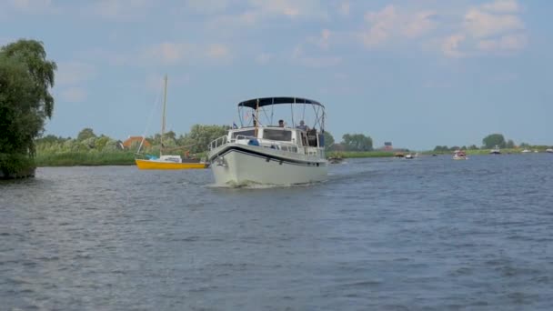 Голландська Моторна Яхта Пропливає Через Канал Нідерландах Повільному Русі Влітку — стокове відео