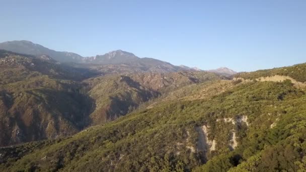 Volando Sobre Carretera Verde Del Paso Montaña — Vídeos de Stock