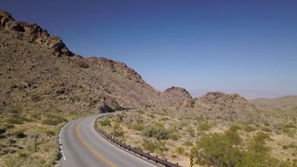 Drone Voler Dessus Route Avec Des Montagnes — Video