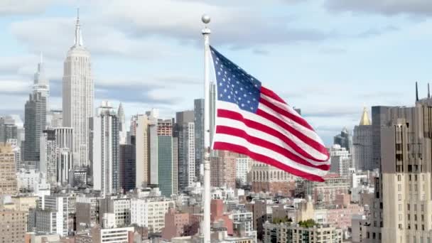 Aerial Cinematic Shoot Usa Flag Waiving Wind Empire State Building — Stock Video
