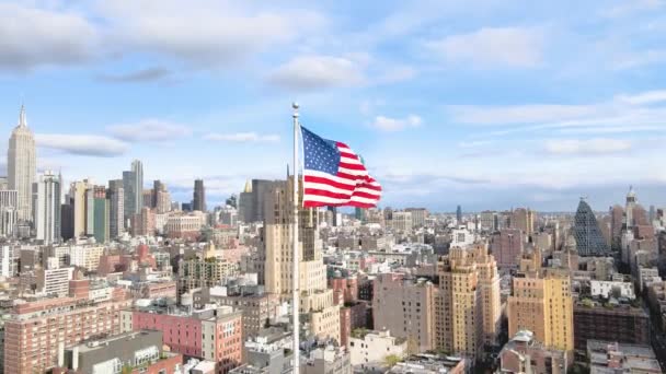 Американский Флаг Сша Ветру Нью Йорком Заднем Плане — стоковое видео
