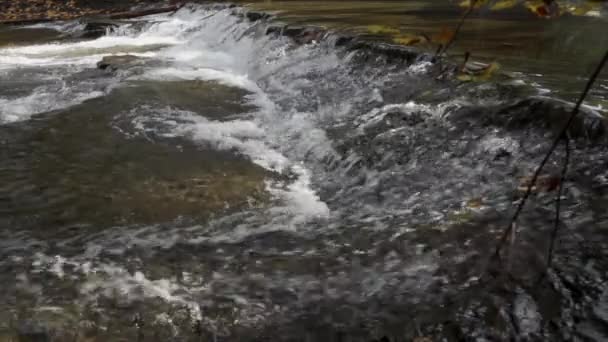 Wasserfall Zeitlupe Während Der Herbstsaison Auf Einem Fluss Kanada — Stockvideo