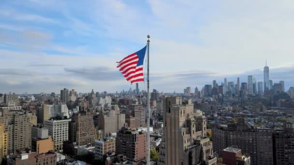 Cinematic Aerial Shoot Orbiting American Flag Showing Manhattan Powerful Energy — Stock Video