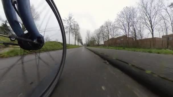Rower Niskie Szerokie Ujęcie Poruszającego Się Koła Drodze Rowerowej Holandii — Wideo stockowe