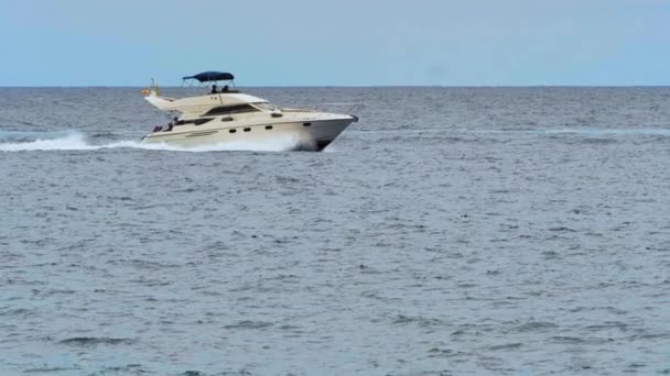 Filmagem Câmera Lenta Iate Navegando Oceano — Vídeo de Stock