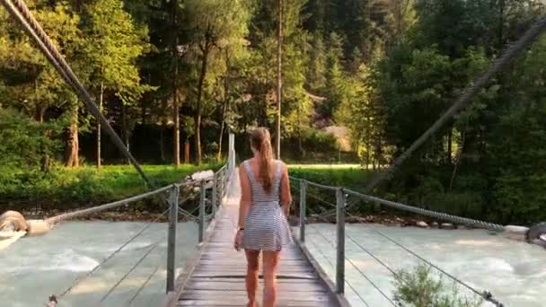 Este Clip Muestra Una Hermosa Chica Caminando Través Pequeño Puente — Vídeo de stock