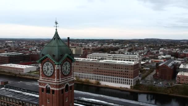 Fermer Vue Tour Horloge Usine Ayer Avec Des Bâtiments Commerciaux — Video