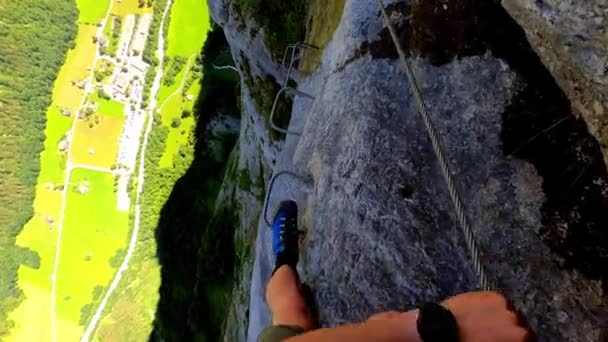 Hombre Caminando Por Las Escaleras Metal Largo Vía Ferrata Lauterbrunnen — Vídeo de stock