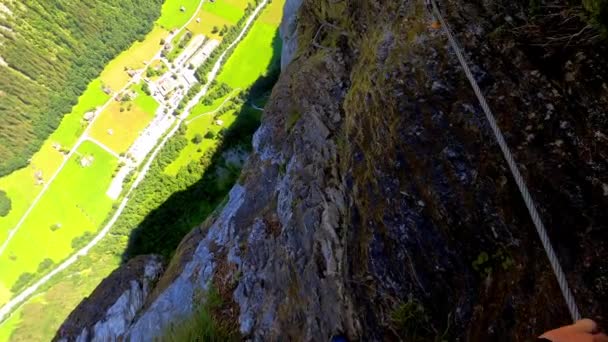 800メートルの高度では 男がロープに沿って登っています スイスのラウターブルネンの谷の下にあります そのビアFerrataさん Gimmelwald — ストック動画
