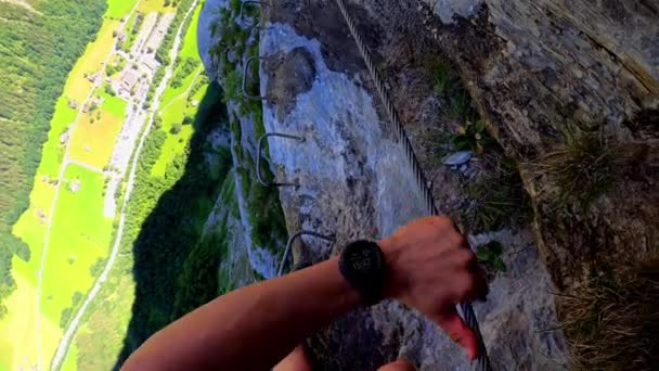 Een Man Stapt Langzaam Metalen Treden Een Hoogte Van 800M — Stockvideo