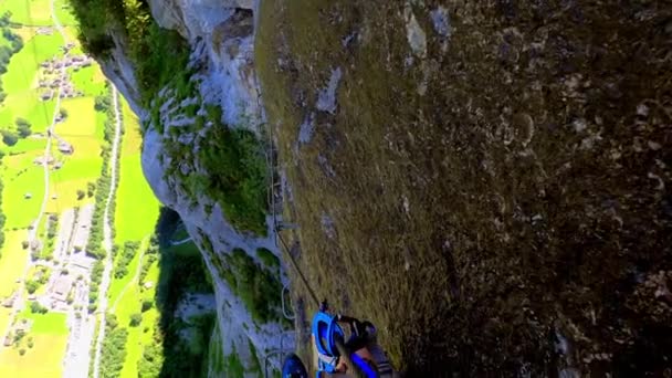 Hombre Bajando Lentamente Una Roca Bajo Los Escalones Metálicos Sobre — Vídeo de stock