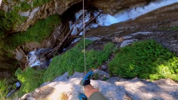 Een Man Die Een Kabelbrug Een Waterval Loopt Hij Draagt — Stockvideo