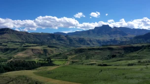 Time Lapse Lush Green Valley Blue Mountains Fast Moving Clouds — Stock video