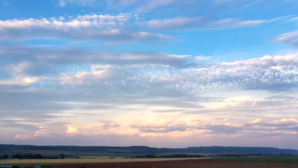 消融落日的时间 粉红的天空 化为夜空 群山群山飞扬 田园风光斑斓 — 图库视频影像