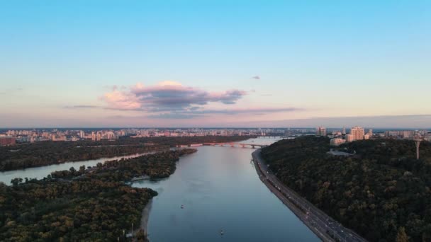 Повітряний Зліт Київського Міста Річкою Дніпро Під Час Заходу Сонця — стокове відео