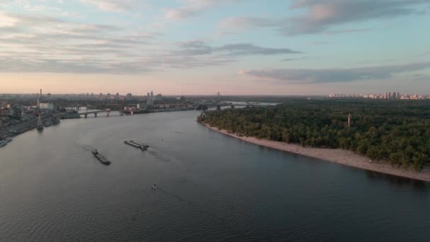 Повітряний Вид Річку Дніпро Кораблями Містом Київ Позаду — стокове відео