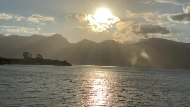 Pôr Sol Raios Sol Refletindo Sobre Água Barragem Sobre Montanhas — Vídeo de Stock