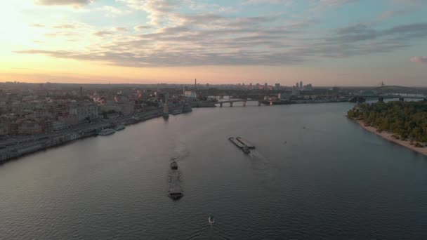 Aerial Shot Ships Sailing Dnipro River Kiev Sunset — Vídeo de stock