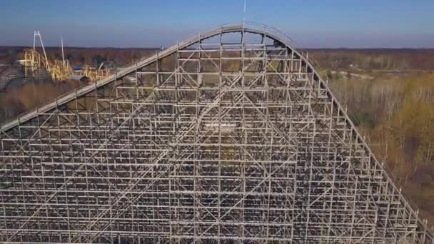 Aerial Push Out Berg Och Dalbana Stänga Nöjespark Michigan — Stockvideo