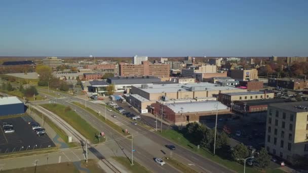 Aéreo Para Trás Tráfego Rua Através Muskegon Área Urbana — Vídeo de Stock