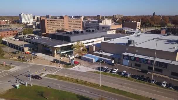 Levantamiento Hacia Adelante Plano Aéreo Calles Edificios Muskegon — Vídeo de stock