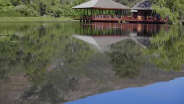 Dağın Ağaçların Çin Mimarisinin Yansıması Gölet Üzerinde Verandası Olan Şarap — Stok video