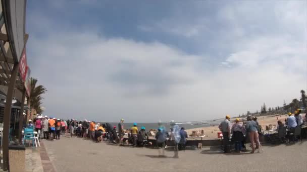 Lapso Tempo Pessoas Andando Uma Passarela Lado Praia Namíbia — Vídeo de Stock