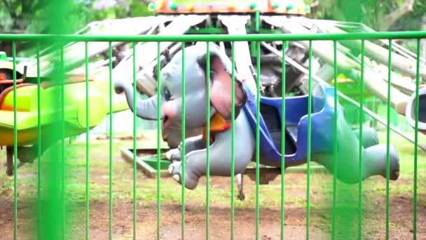 游乐园里骑大象的全景 — 图库视频影像