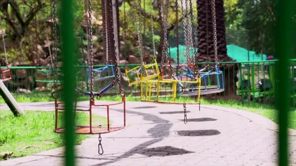 Amplio Tiro Columpios Vacíos Parque Atracciones — Vídeos de Stock