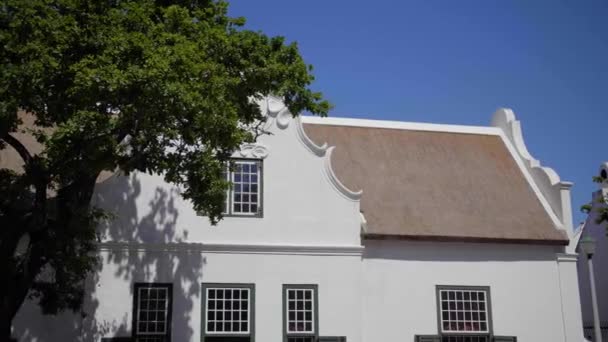 Traditional White Cape Dutch Building Leafy Oak Tree Covering Shadow — Stock Video