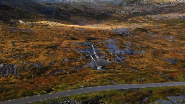 Drone Vliegt Naar Een Waterval Noorse Bergen Lofoten — Stockvideo