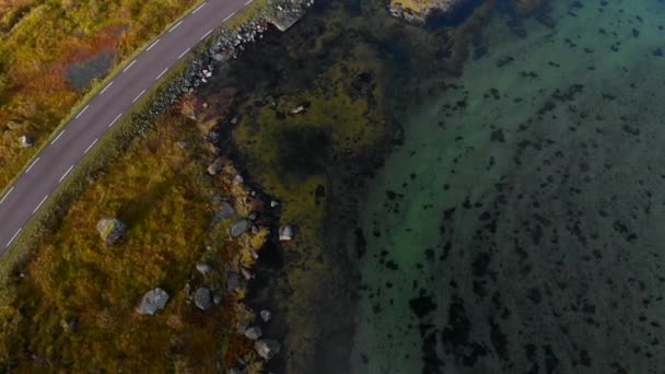 Dron Letí Vedle Ulice Auto Projíždí Kolem Vedle Pobřeží Norsku — Stock video