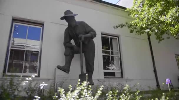 Large Grey Statue Old Man Shovel Doing Physical Work Gardening — Stockvideo