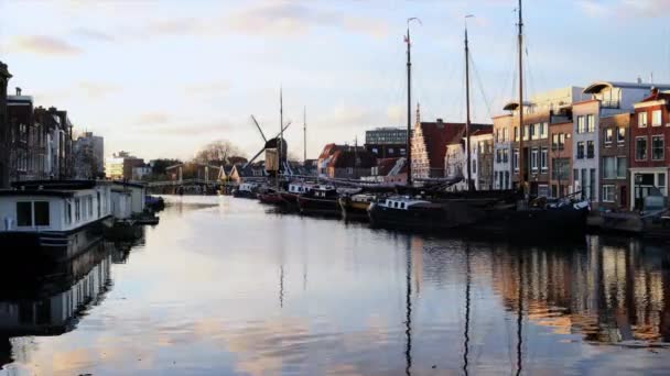 Afstandelijk Uitzicht Molen Put Windmill Canal Water Leiden Sunset Time — Stockvideo