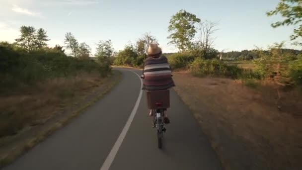 Flicka Cykla Längs Cykelväg Skjuten Bakifrån Gimbal Solnedgången — Stockvideo