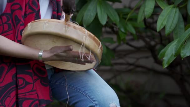 Британская Колумбия Аборигенка Разогревает Барабан Перед Выступлением — стоковое видео